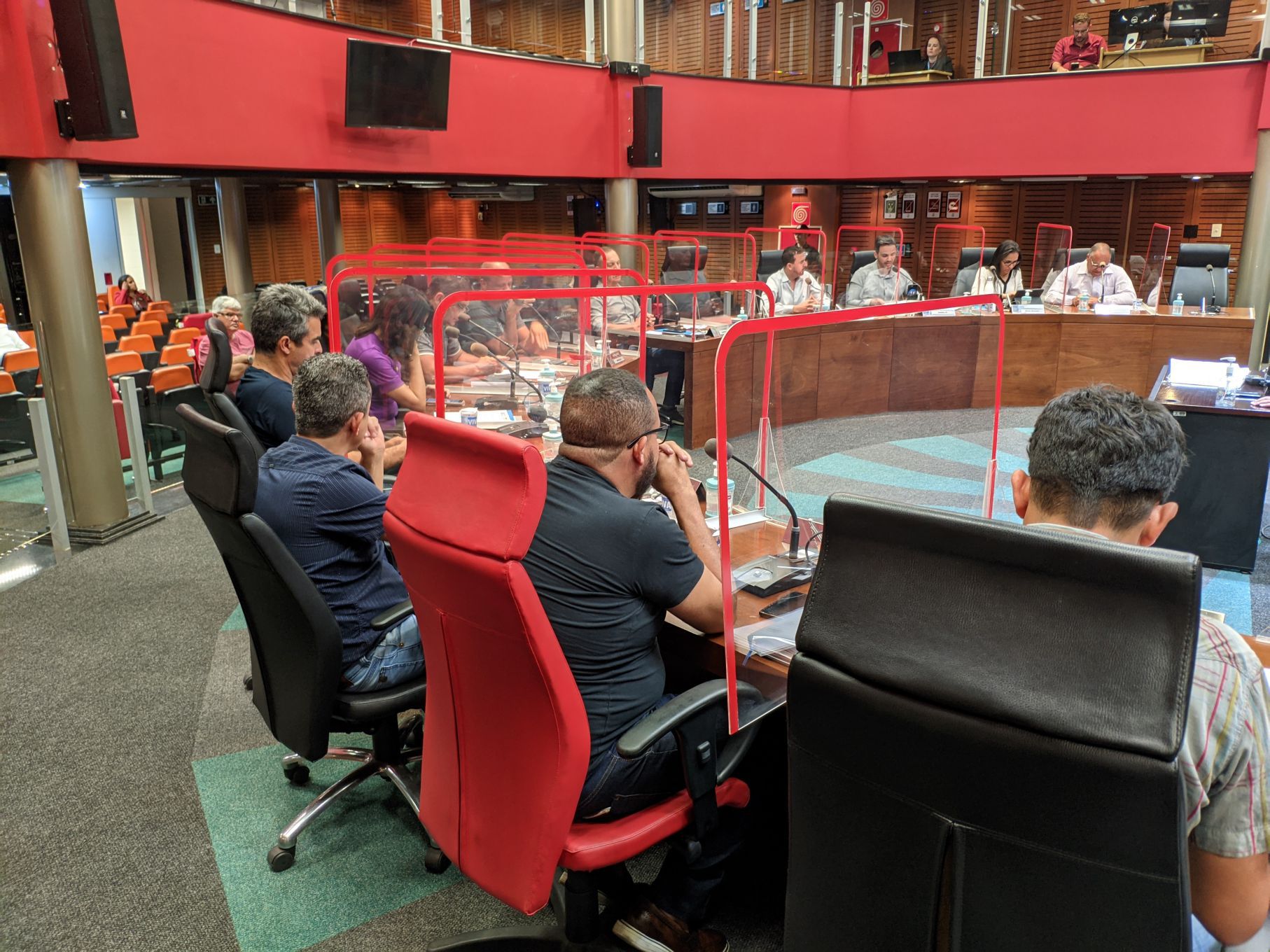 Vereadores reunidos em plen&aacute;rio.