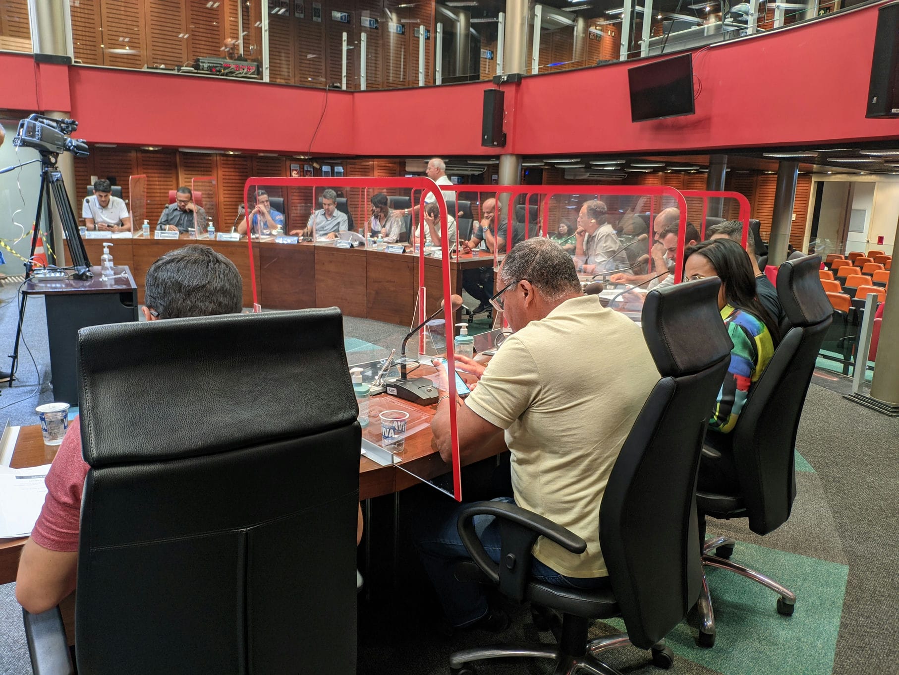 Vereadores reunidos em plenário.